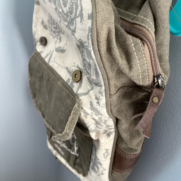 CLEA RAY BACK PACK CANVAS AND LEATHER FLORAL BEIGE AND GREEN COLOR - Picture 4 of 13